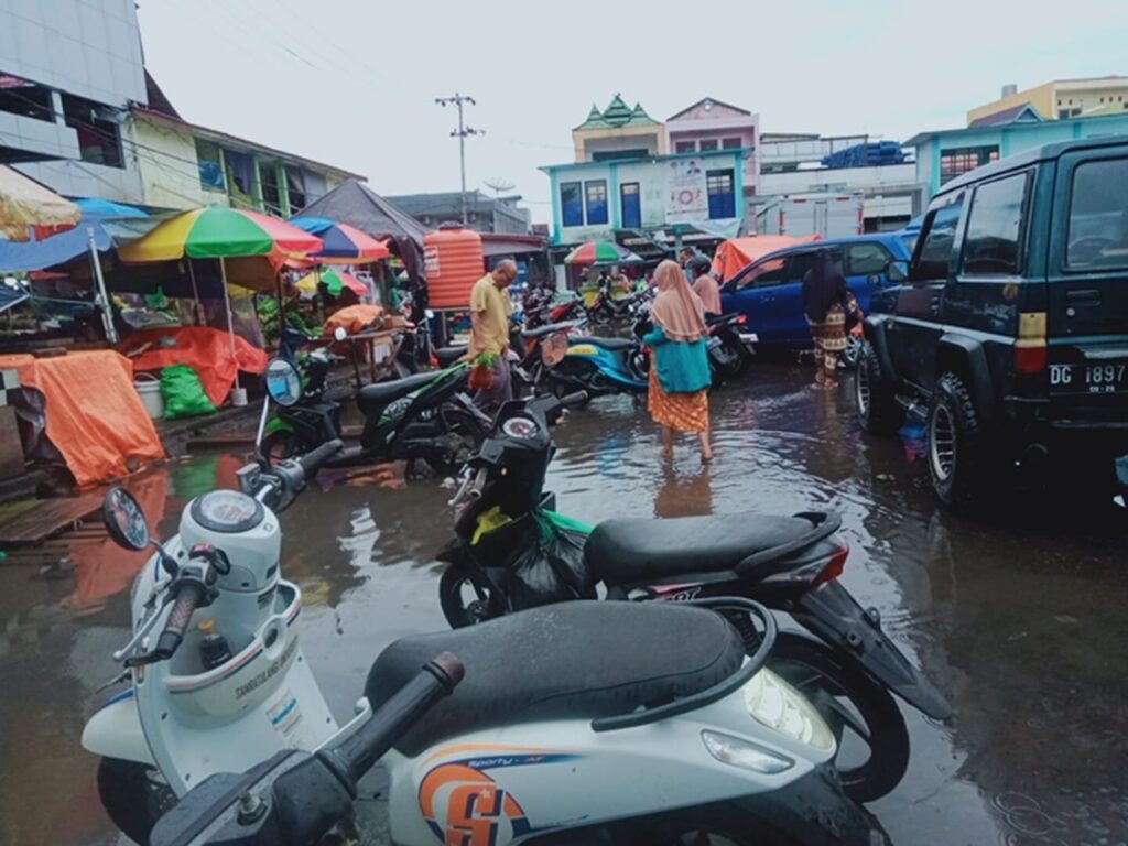 Hujan Deras Terminal Pasar Impres Bastiong Ternate Banjir Jaga Melanesia